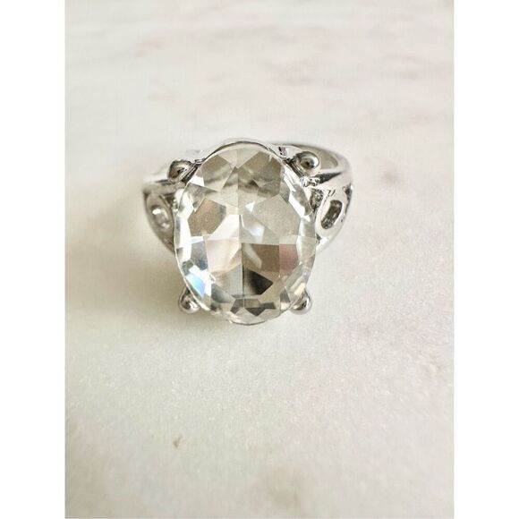 No Brand Jewelry - Sparkly oval rhinestone ring size 8